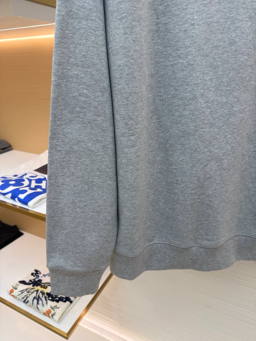 Chrome Hearts Fleece and Leather Sweatshirt ●Item No.: 1682286-A45 ●Material: 100% cotton fleece fabric ●Technology: Hand-made with leather ●Color: Gray ●Version: Fitted version ●Weight: about 645g ●Size: S-M-L ●Description: The fabric is knitted with 440g cotton fleece material. The collar and arms are made of genuine sheepskin, cut and hand-cut, and the molded hardware is aged and oxidized. The overall wiring is straight and delicate, the fabric is comfortable and soft, and the color is consistent without color difference. It can be matched with the same style to create a fashionable look and control various occasions. Customized accessories, complete with three standards, same style for men and women!